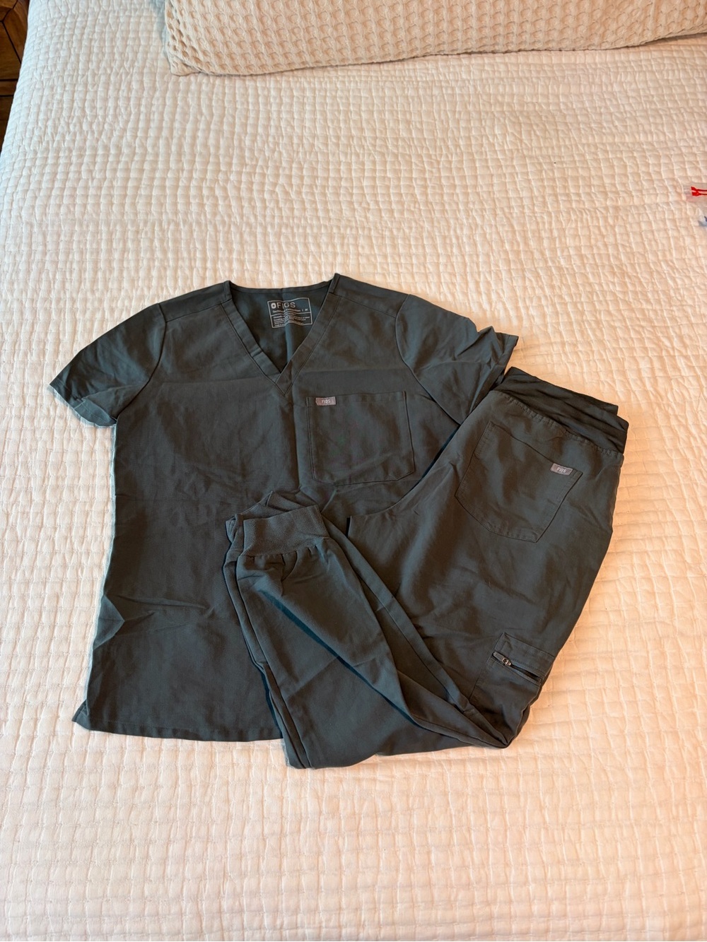 Figs green Catarina scrub top w matching medium petite jogger pant set/lot
